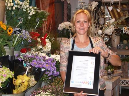 Eigenaresse Sabrina Waasdijk van De Kardinaal met het certificaat Barometer Duurzame Bloemist