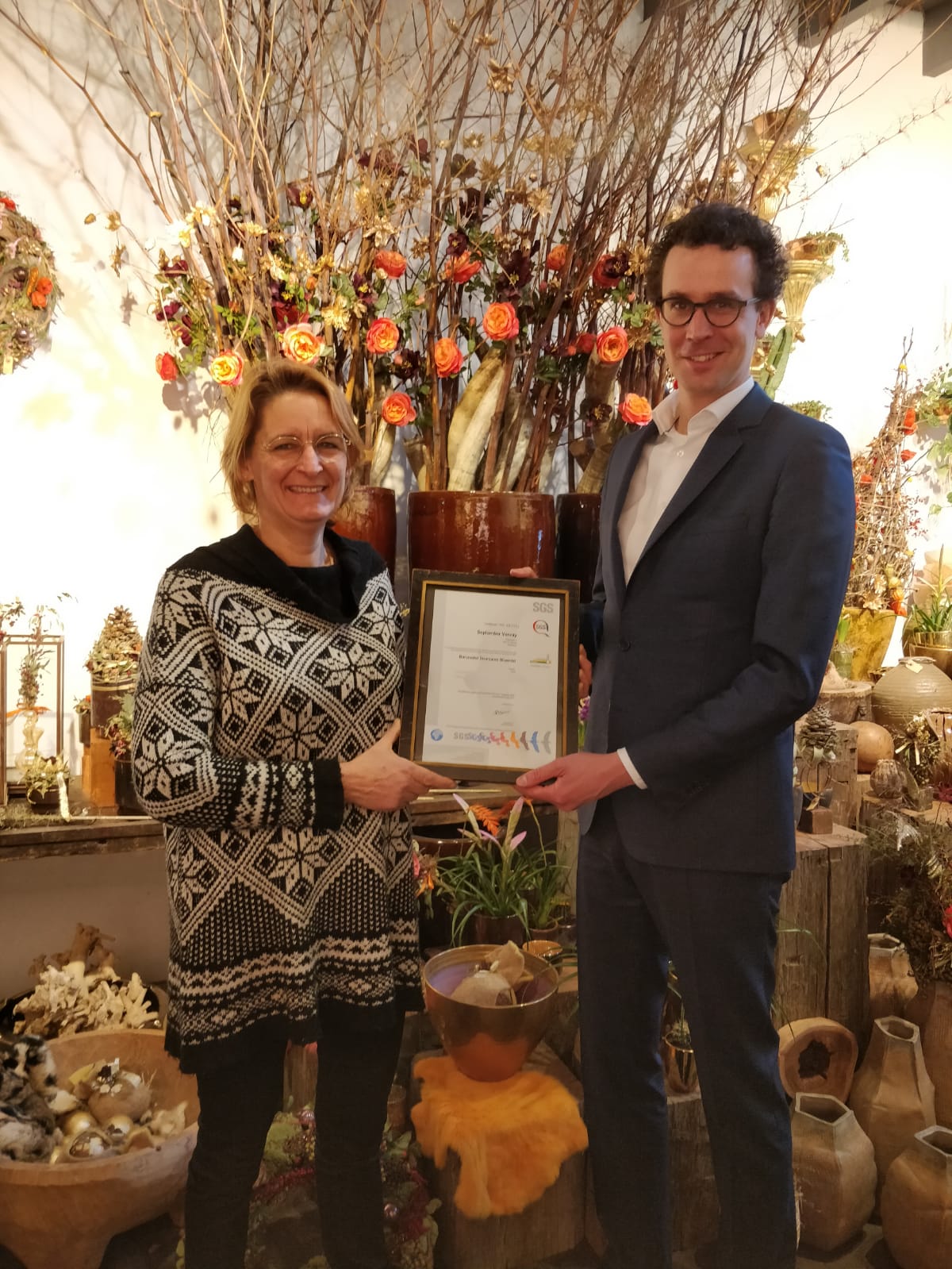 Uit handen van Wethouder Martijn van der Putten ontvangt Deborah het - door SGS uitgereikte - certificaat.  