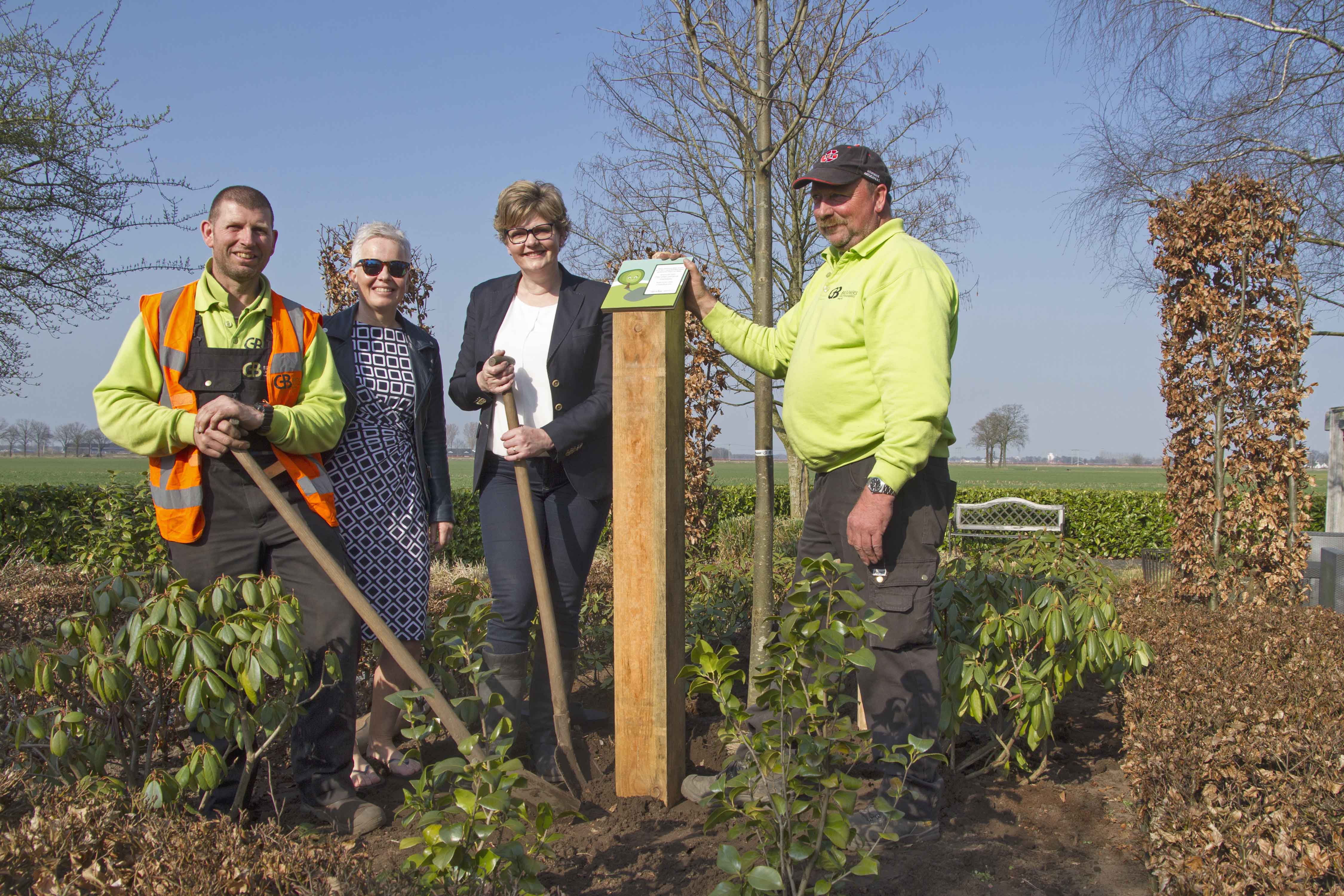 Albert Dirven (medewerker Brouwers Groenaannemers uit De Moer) Pascale de Kort (bewoner die de eerste boom heeft geadopteerd) Wethouder Aletta van der Veen (portefeuillehouder gemeente Gilze en Rijen) Evert Faro (medewerker Brouwers Groenaannemers uit De Moer).