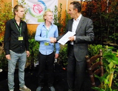 De broers Denissen ontvangen het Milieukeur certificaat uit handen van Wim Uljee van SMK (foto De Boomkwekerij)