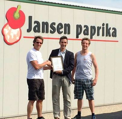 Theo en Ivo Jansen ontvangen het Milieukeur certificaat uit handen van Anton Kool, projectleider agro/food bij SMK.