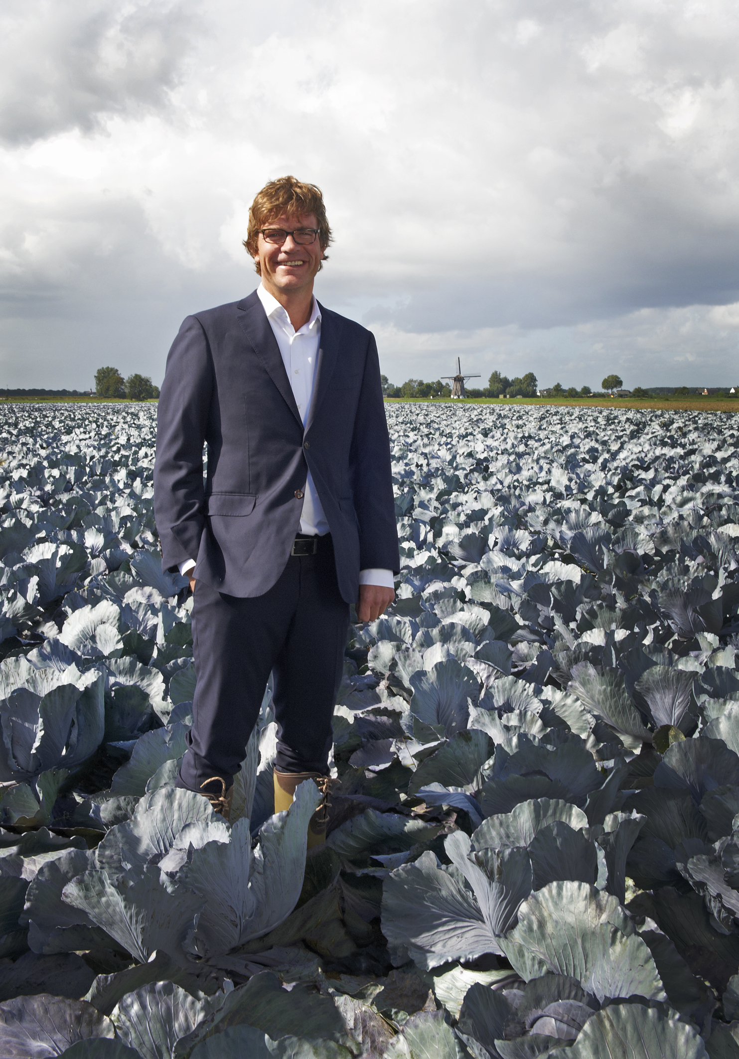 CEO Timo Hoogeboom te midden van HAK rode kool die met ingang van de nieuwe oogst het keurmerk On the way to PlanetProof krijgt. Evenals de zuurkool. HAK is de eerste fabrikant in de categorie groenteconserven die de ambitie heeft uitgesproken om al haar in Nederland geteelde zomer- en wintergroenten en peulvruchten uiterlijk in 2021, of zoveel eerder als mogelijk, op deze wijze verder te willen verduurzamen.