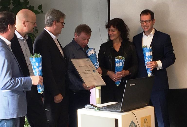 Van links naar rechts: Ruud Steur (FloraNL), Coert Bregman (SGS), Martijn Bilars (wethouder), Frank Uittenbogaard (JUB Holland), Stefanie de Kool (SMK) en André Hoogendijk (KAVB). Foto: Hermen de Graaf.