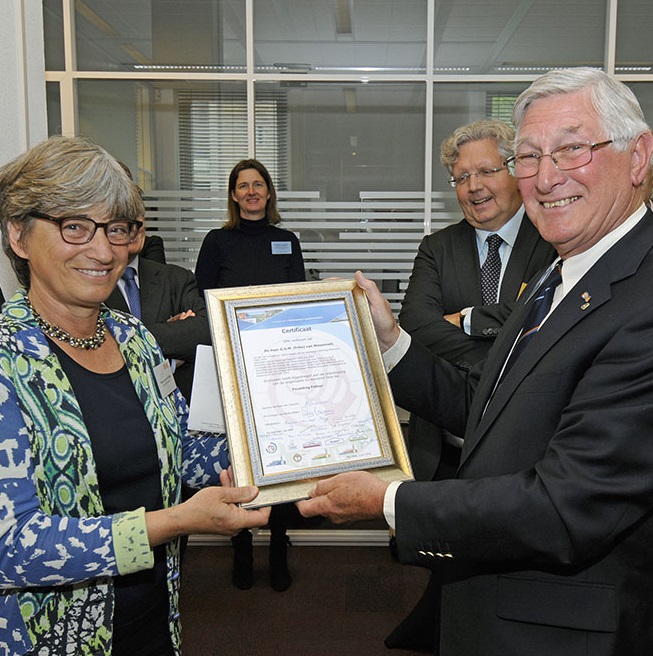 Frits van Wesemael ontvangt het certificaat 'Fouding Father of SMK' uit handen van Regien van der Sijp.